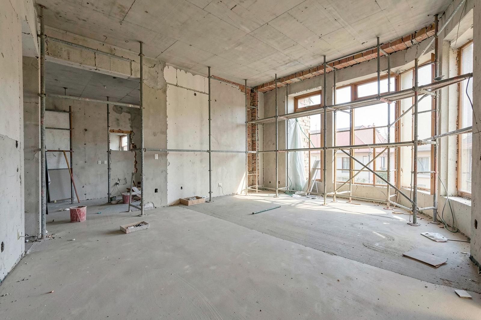 Wohnung während einer Sanierung mit freigelegten Wänden und neuem Estrich